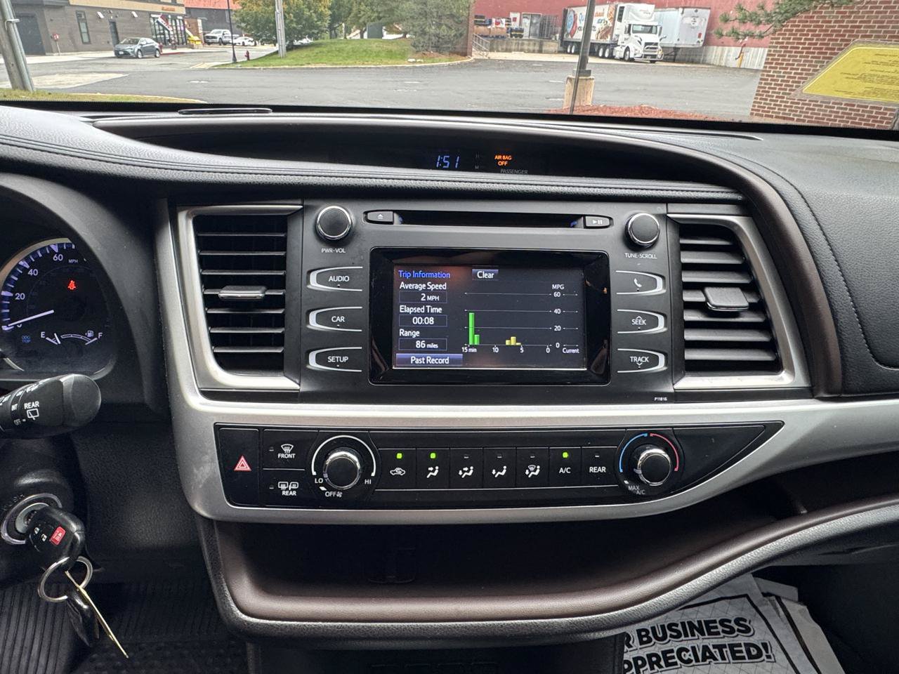 Used 2019 Toyota Highlander LE AWD/4WD image 18