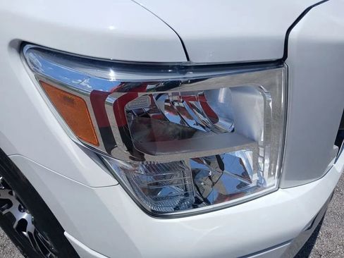 Used 2022 Nissan Titan SV w/ SV Convenience Package image 8