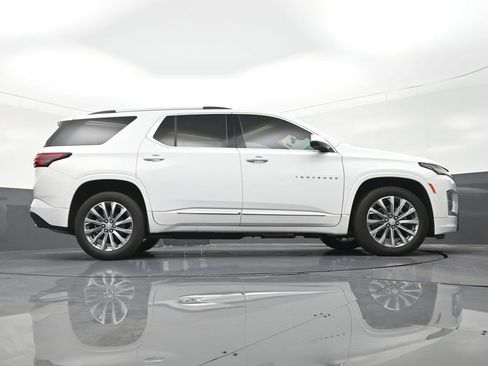 Used 2023 Chevrolet Traverse Premier FWD image 29