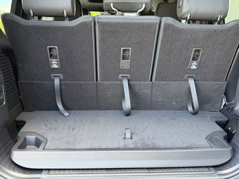 New 2026 Land Rover Defender 130 X-Dynamic SE image 33