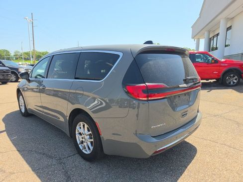Used 2025 Chrysler Pacifica Select FWD image 5
