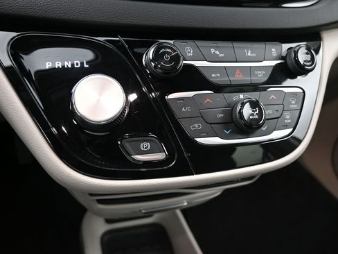 Used 2024 Chrysler Pacifica Touring-L FWD image 21