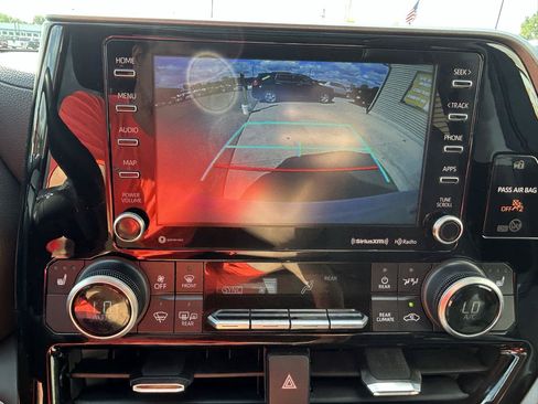 Used 2021 Toyota Highlander XLE AWD/4WD image 25