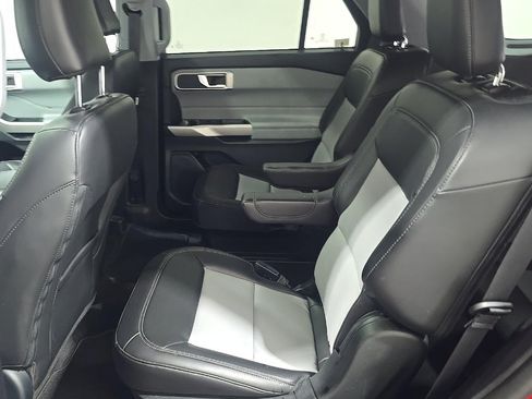 Used 2022 Ford Explorer XLT w/ XLT Sport Appearance Package AWD/4WD image 5
