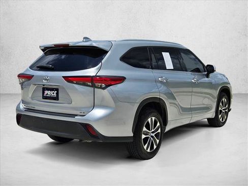Used 2022 Toyota Highlander XLE FWD image 5