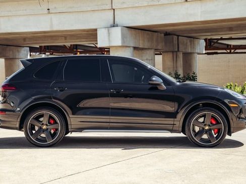 Used 2016 Porsche Cayenne Turbo AWD/4WD image 10