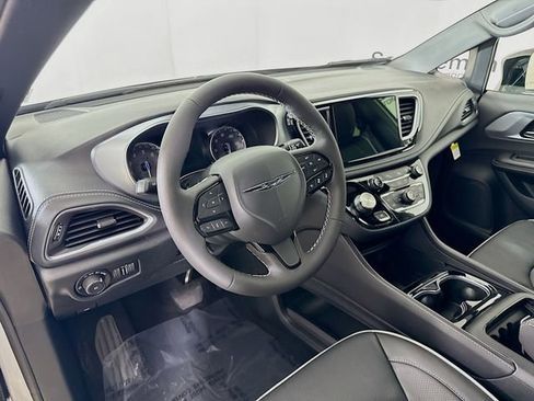 New 2026 Chrysler Pacifica Limited image 9