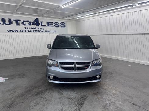 Used 2019 Dodge Grand Caravan GT image 2