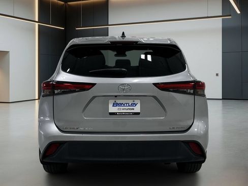 Used 2023 Toyota Highlander LE AWD/4WD image 5