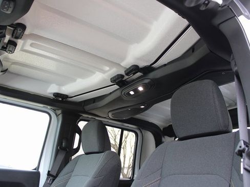 Used 2025 Jeep Gladiator Sport image 31