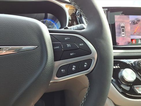 Used 2023 Chrysler Pacifica Limited FWD image 22