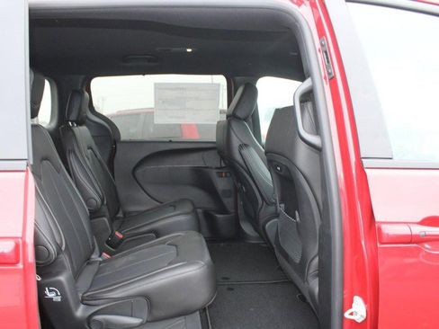 New 2026 Chrysler Pacifica Select w/ S Appearance Package image 4