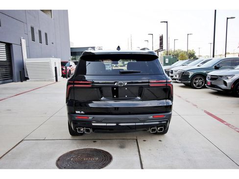 Used 2024 Chevrolet Traverse LT w/ Midnight/Sport Edition FWD image 7