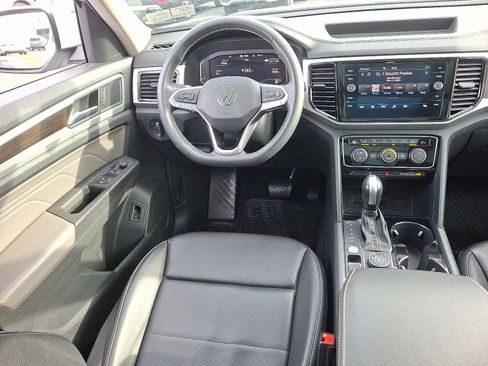 Certified 2022 Volkswagen Atlas SE w/ Panoramic Sunroof Package image 10