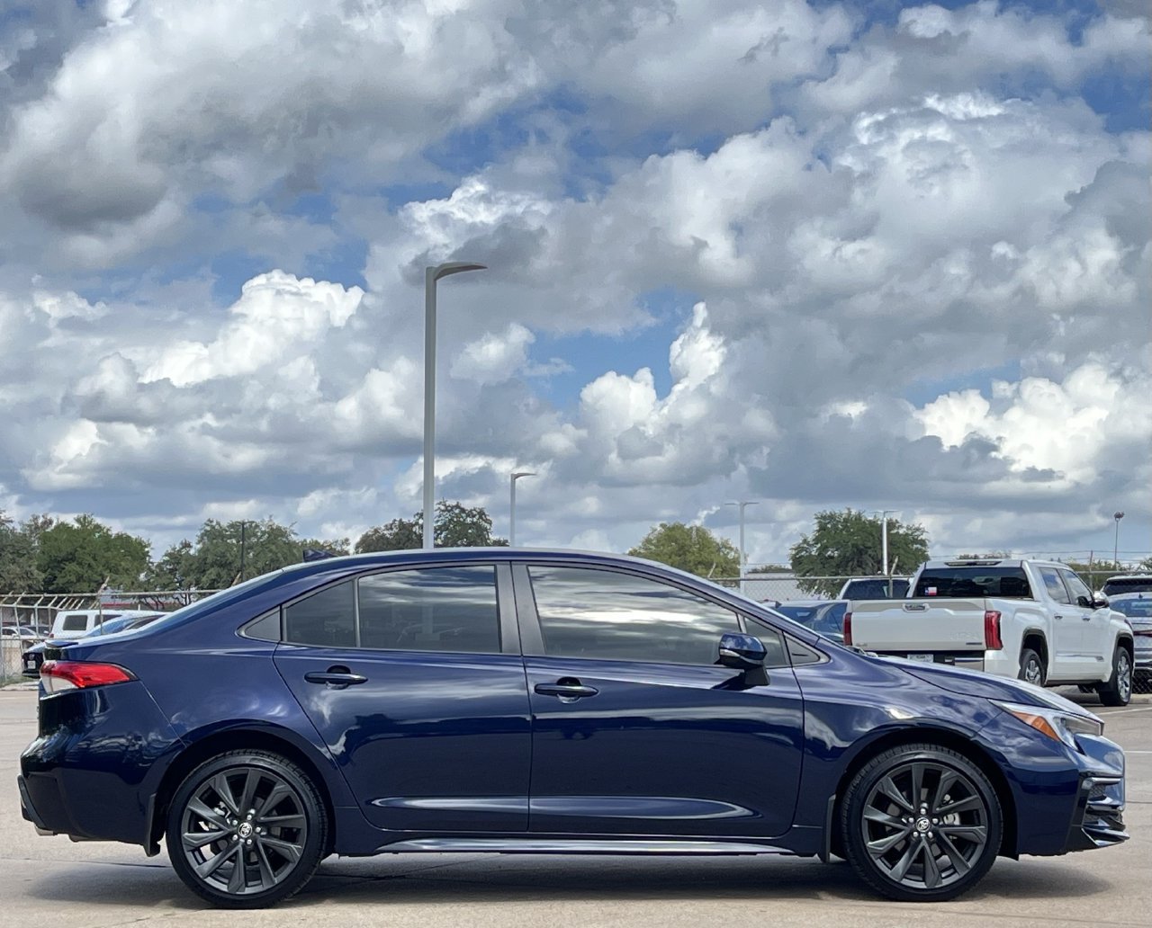 Used 2026 Toyota Corolla SE w/ SE Premium Package FWD image 3