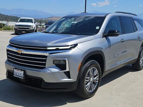 Used 2026 Chevrolet Traverse LT w/ Driver Confidence Package FWD image 1