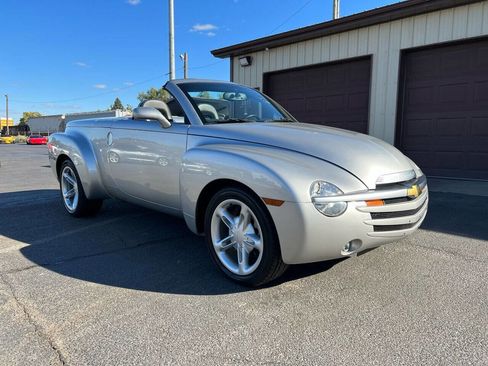 Used 2004 Chevrolet SSR w/ Preferred Equipment Group image 8