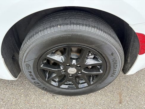Used 2024 Chrysler Pacifica Touring-L FWD image 10