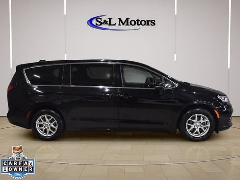 Certified 2024 Chrysler Pacifica Touring-L FWD image 10