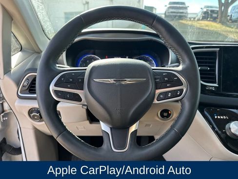 Used 2022 Chrysler Pacifica Touring-L image 15