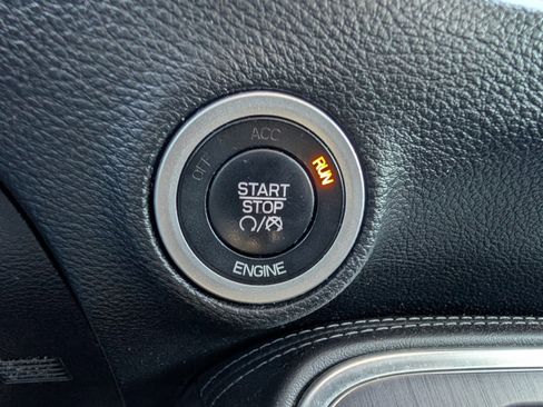 Used 2015 Dodge Challenger R/T image 19