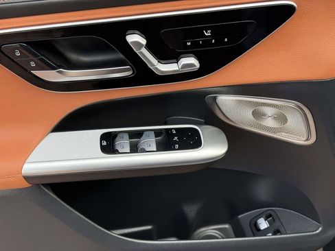 Used 2025 Mercedes-Benz GLC 350e 4MATIC image 11