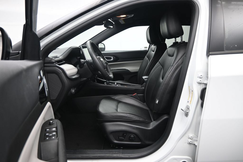 Used 2025 Jeep Compass Limited AWD/4WD image 23