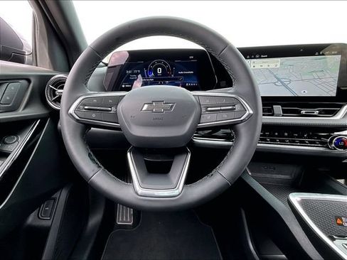 New 2027 Chevrolet Equinox LT w/ Convenience Package II FWD image 17