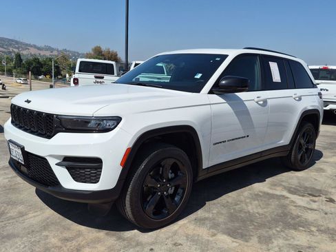 Certified 2024 Jeep Grand Cherokee Altitude AWD/4WD image 3