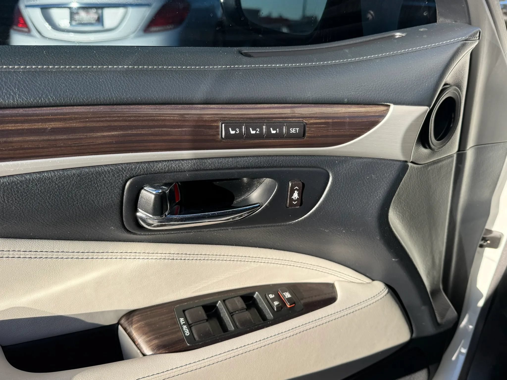 Used 2013 Lexus LS 460 AWD w/ Comfort Pkg image 9