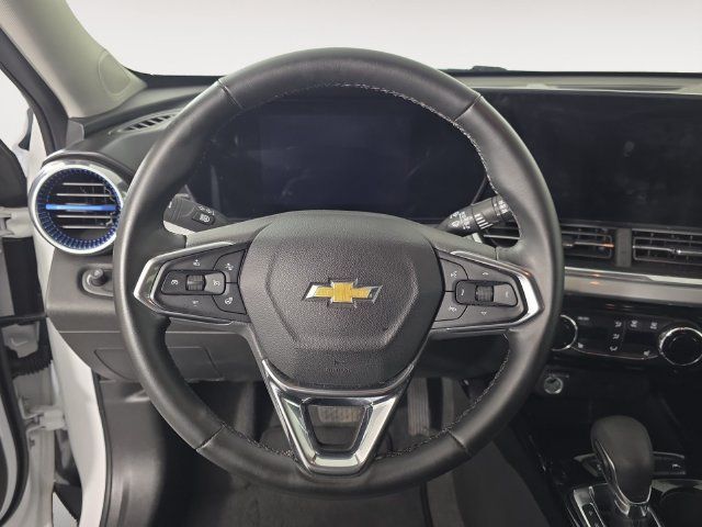 Certified 2025 Chevrolet Trax LT w/ LT Convenience Package FWD image 12