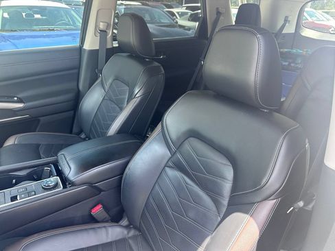 Used 2023 Nissan Pathfinder Platinum AWD/4WD image 18