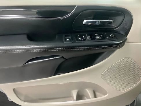 Used 2020 Dodge Grand Caravan SXT FWD image 9