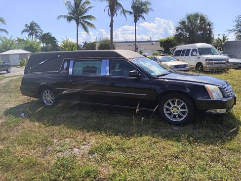 Used 2011 Cadillac DTS Limousine FWD image 4