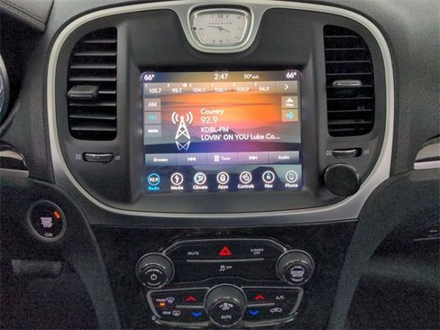 Used 2018 Chrysler 300 Limited image 32