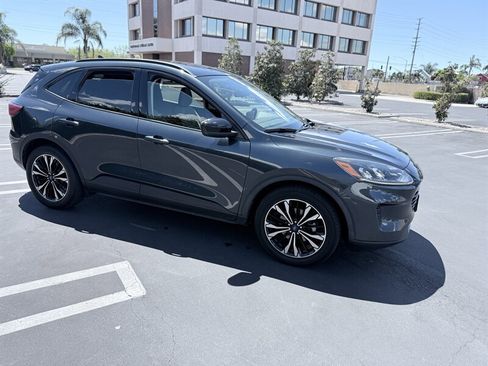 Used 2022 Ford Escape SE w/ SE Sport Appearance Package image 5