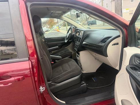 Used 2018 Dodge Grand Caravan SE w/ UConnect Hands-Free Group image 22