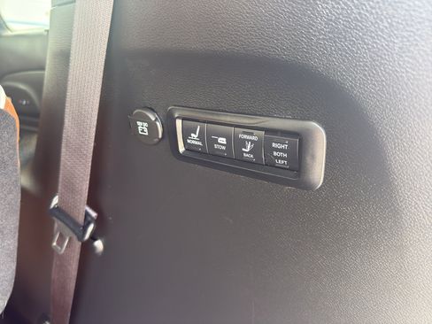 Used 2025 Chrysler Pacifica Pinnacle w/ Trailer Tow Group AWD/4WD image 38