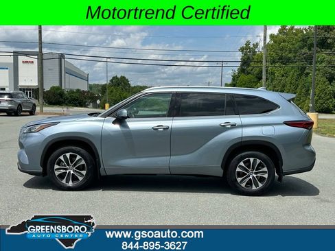 Used 2020 Toyota Highlander XLE AWD/4WD image 3