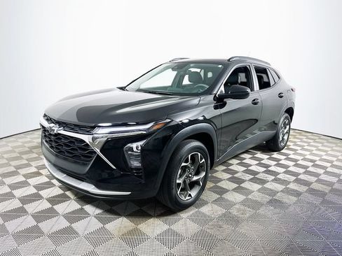 Used 2025 Chevrolet Trax LT FWD image 7