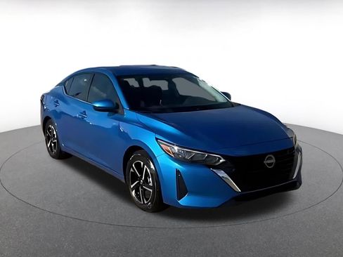 Used 2025 Nissan Sentra SV image 3