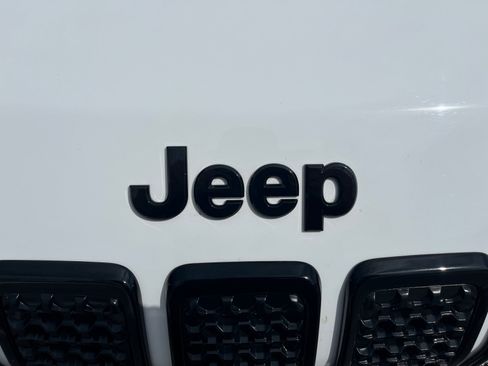 Used 2022 Jeep Cherokee Latitude AWD/4WD image 23