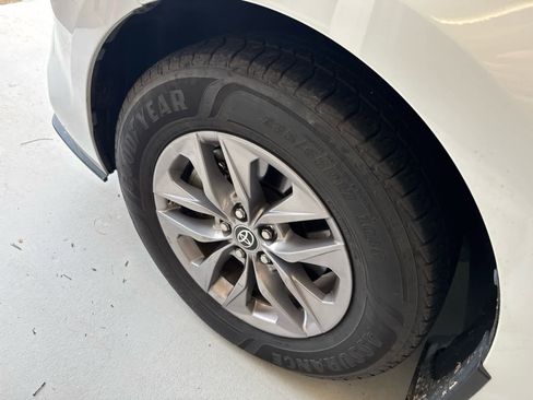 Used 2022 Toyota Sienna XLE image 6