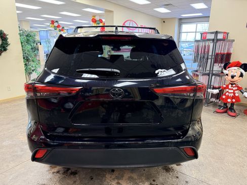 Used 2023 Toyota Highlander LE FWD image 8