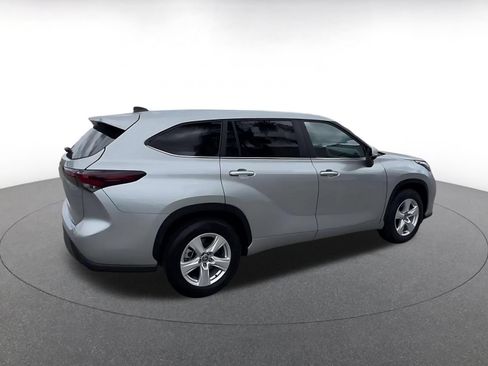 Used 2025 Toyota Highlander LE FWD image 14