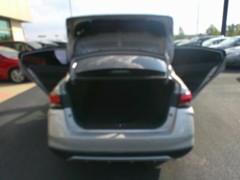 Used 2021 Nissan Versa SV image 5