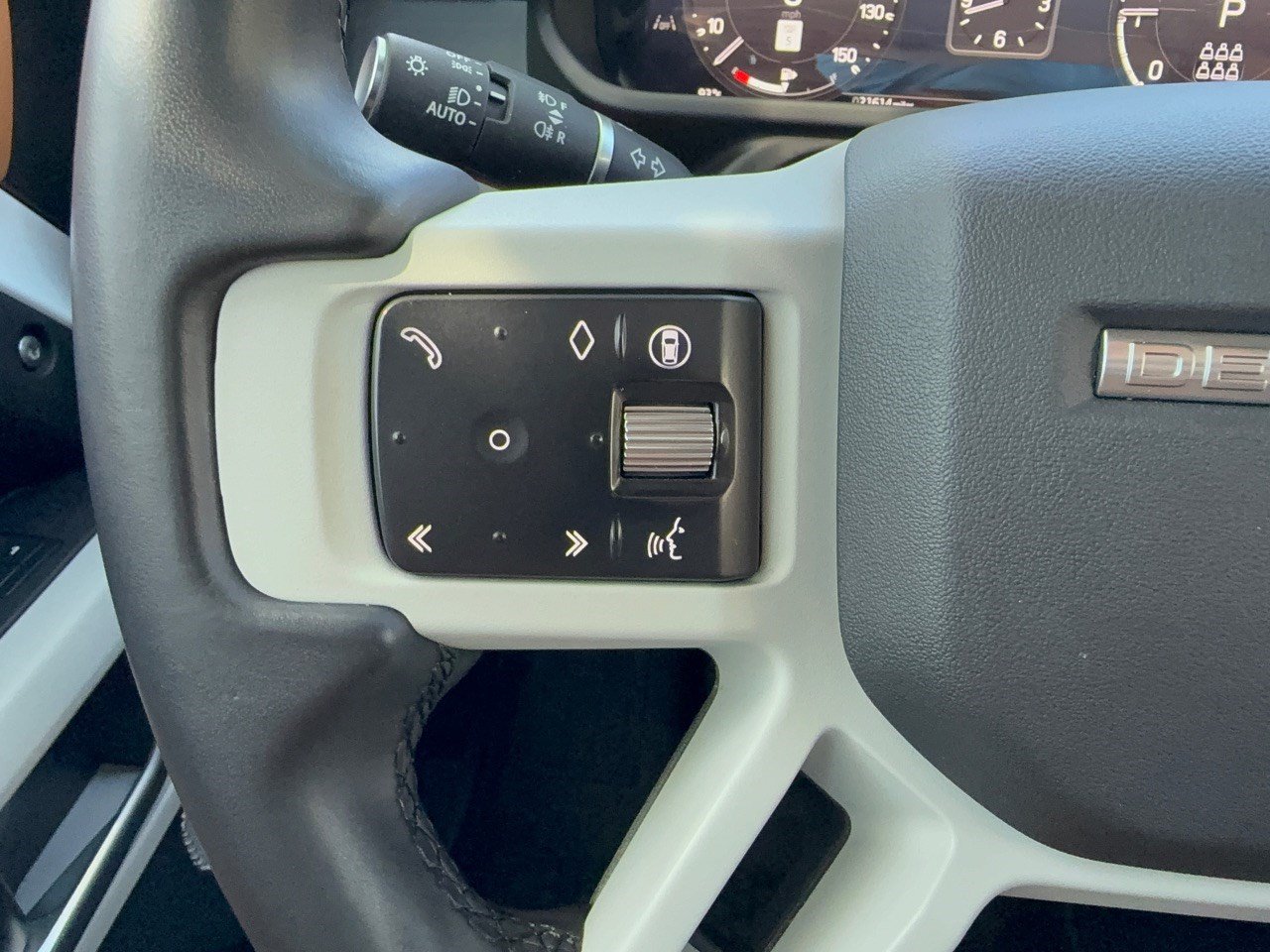 Used 2024 Land Rover Defender 130 X-Dynamic SE AWD/4WD image 18