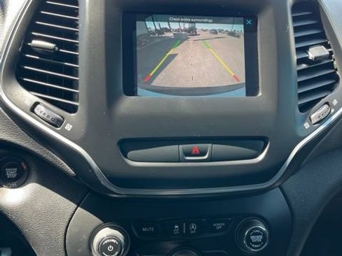 Used 2019 Jeep Cherokee Latitude Plus AWD/4WD image 42