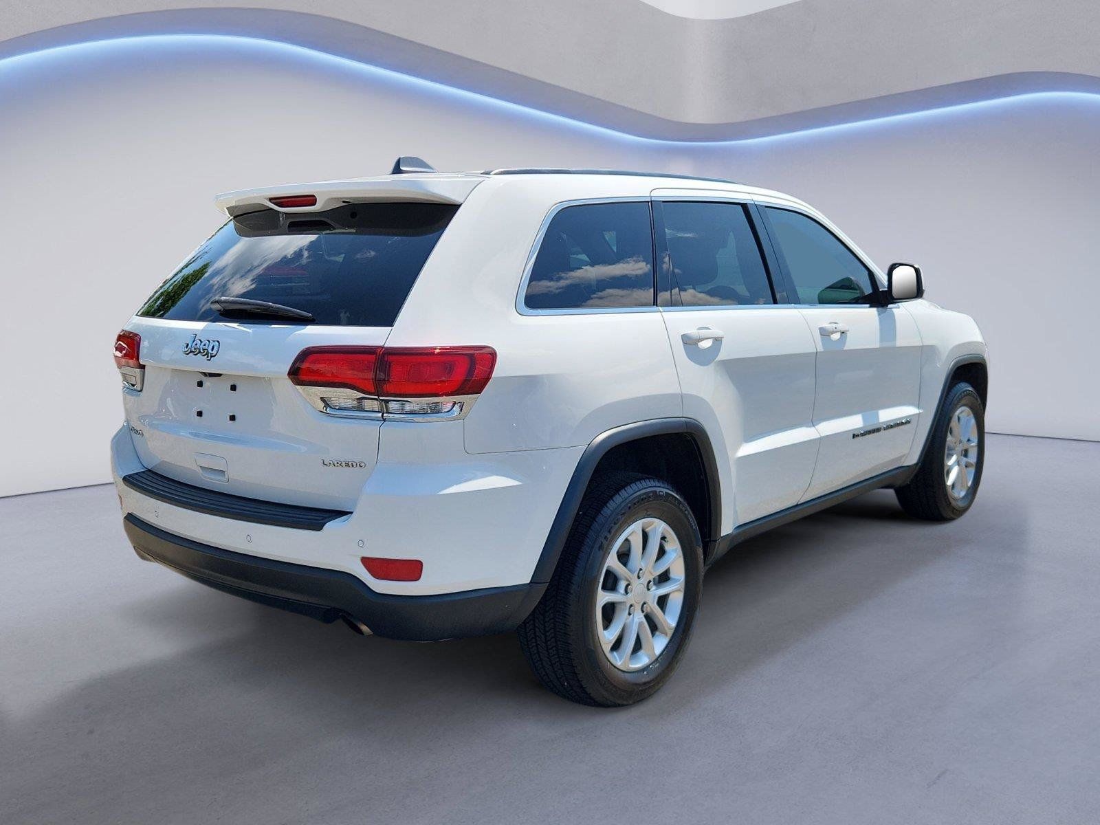 Used 2022 Jeep Grand Cherokee Laredo X AWD/4WD image 3