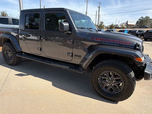 Used 2025 Jeep Gladiator Sport image 5